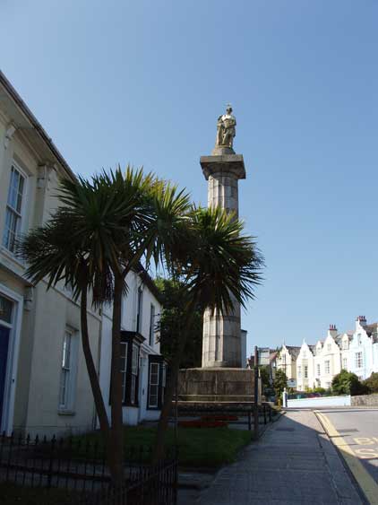 Truro. Very British: Pomp&ouml;se Denkm&auml;ler f&uuml;r l&auml;ngst vergessene viktorianische Krieger. Eher unbritisch: Das Klima, welches Palmen mitten im Cornischen Hauptort gedeihen l&auml;sst