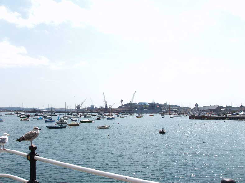 Falmouth Harbour: Auch wenn hier keine grossen Flotten mehr in See stechen und kaum mehr Schiffe gebaut werden, bleibt der g&uuml;nstig gelegene nat&uuml;rliche Hafen gesch&auml;ftig. Viele Schiffe werden hier &uuml;berholt und repariert, und die Royal Navy unterh&auml;lt einen St&uuml;tzpunkt f&uuml;r Versorgungsschiffe