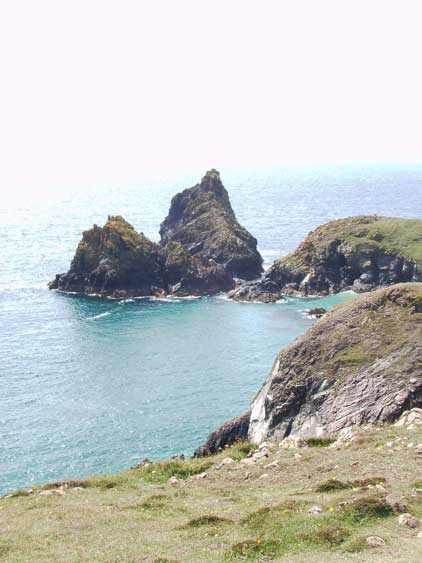 Die Man-O-War-Rocks am Lizard Point , der s&uuml;dlichste Spitze Grossbritanniens. Die bei klarem Wetter pittoresken Felsen k&ouml;nnen bei Sturm leicht zum Verh&auml;ngnis werden. Wenige Schritte vom Aufnahmeort birgt eine unscheinbare Wiese das Massengrab f&uuml;r 200 Seeleute eines Schiffes, welches im 18 Jahrhundert an diesen Felsen zerschellte.
