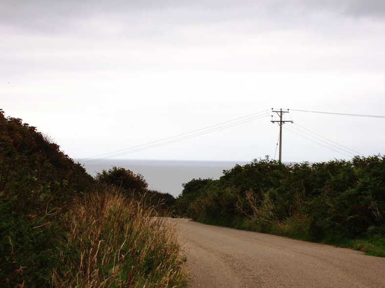 Unterwegs auf Landstrassen und Feldwegen in Corwall &ouml;ffnet sich immer wieder unvermittelt der Blick aufs Meer